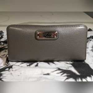 MARC BY MARC JACOBS - Q Vertical Zippy Wallet Zip Around Continental Grey